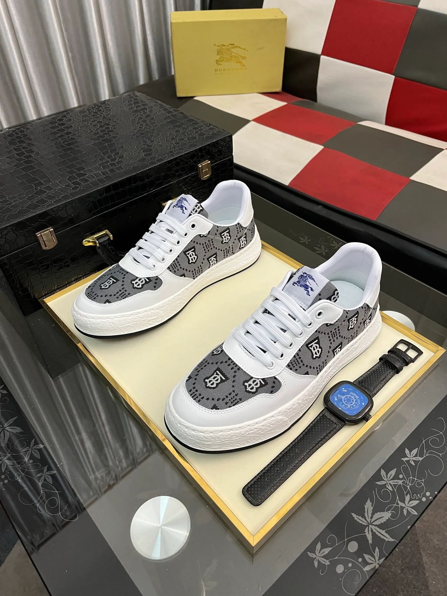 Men's Men's Shoes💰420⌚️⌚️Burberry---Size: 38-44 Burberry men's classic casual shoes! Imported silk cowhide combined with classic plaid fabric, fashionable and British style, imported calfskin lining, super soft and waxy, very comfortable on the feet! 2️⃣colors available